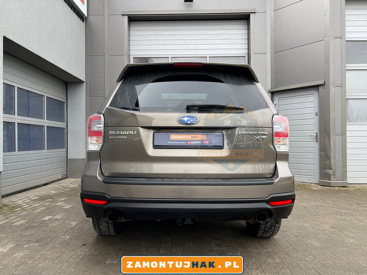 na zdjeciu subaru forester z tylu niewidoczne wyciecie na hak holowniczy westfalia a40v